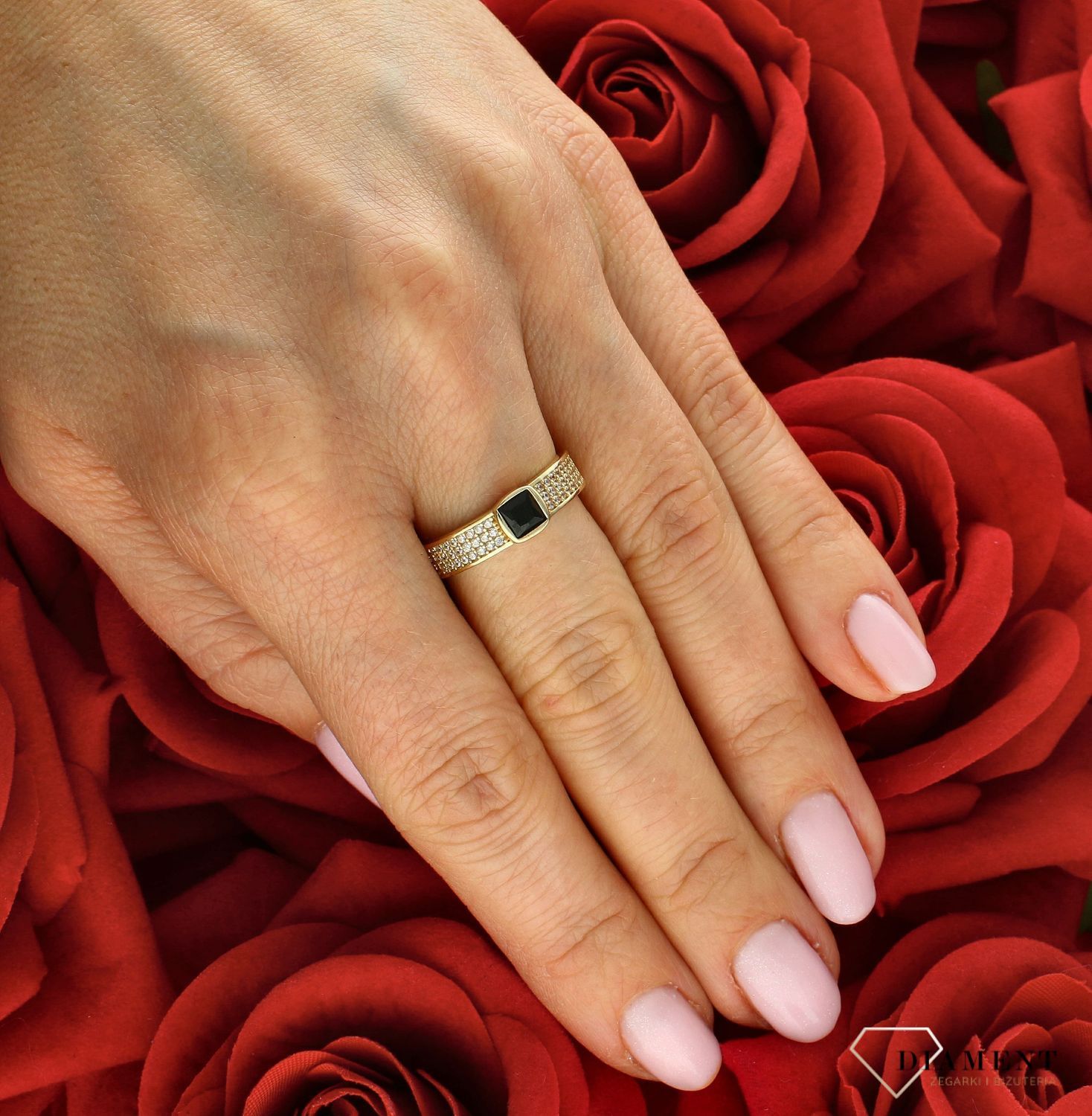 Złoty pierścionek damski 375 z kwadratową cyrkonią PI 6614 375. Złoty pierścionek damski. Złoty pierścionek zaręczynowy. Pierścionek złoty z czarną cyrkonią. Pierścionek złoty damski idealny na prezent (2).jpg